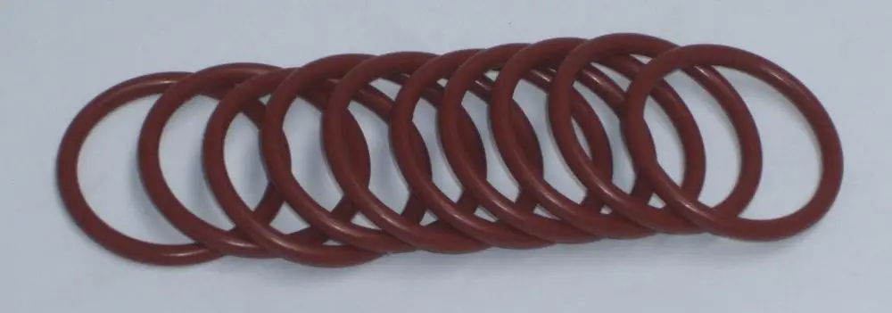 O-Ringe in rötlicher Farbe, gestapelt in einer Linie. Diese Teile können für Anwendungen wie Klimaanlagen von Daikin verwendet werden.